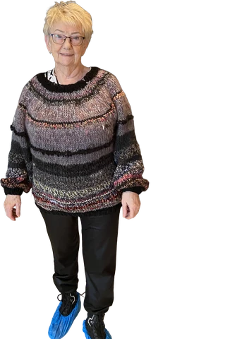 Gróf grá og bleik peysa með svörtum láréttum böndum.