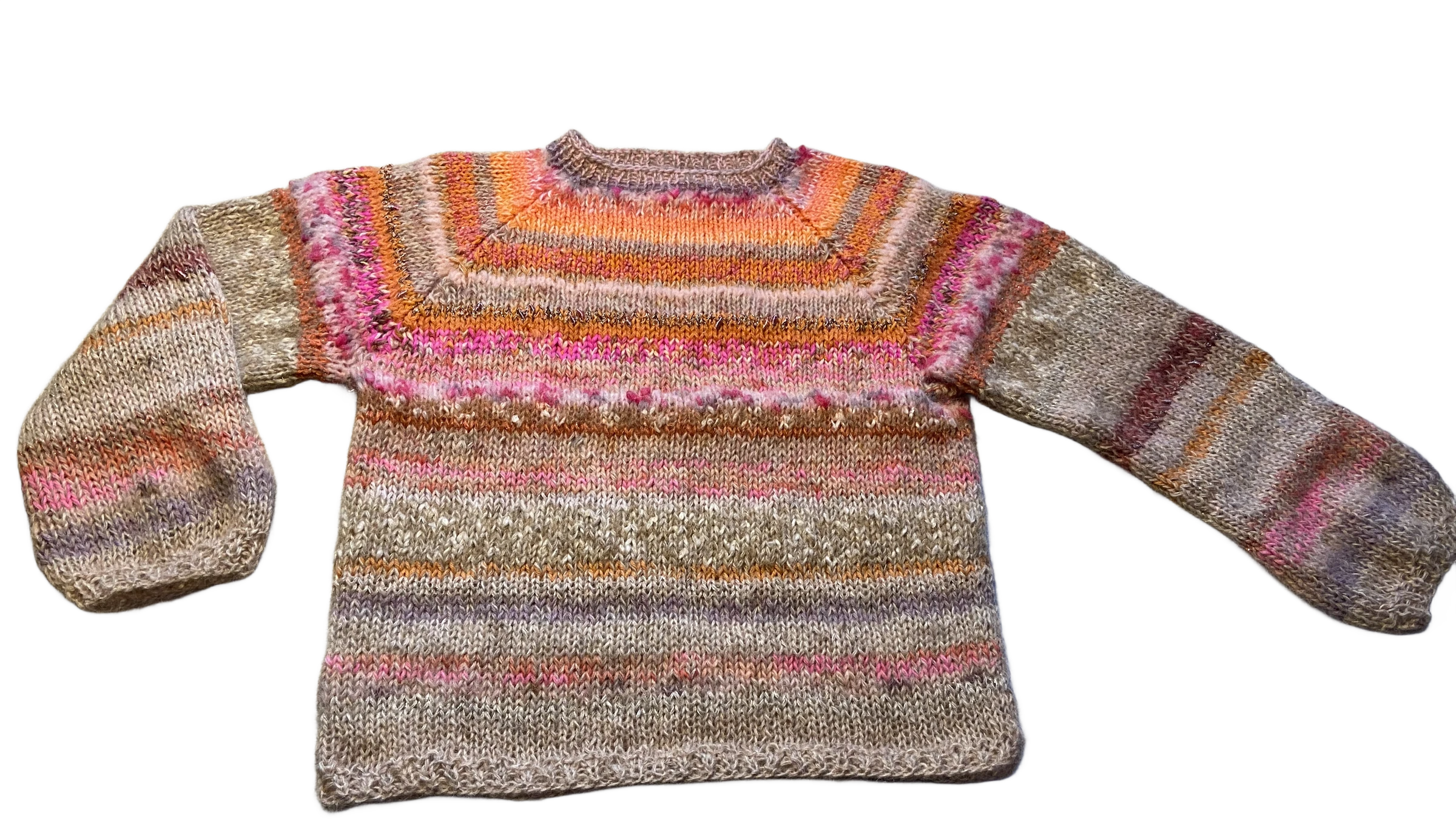 Grábrún peysa með þéttum bleikum og appelsínugulum röndum efst og gisnari röndum neðar.