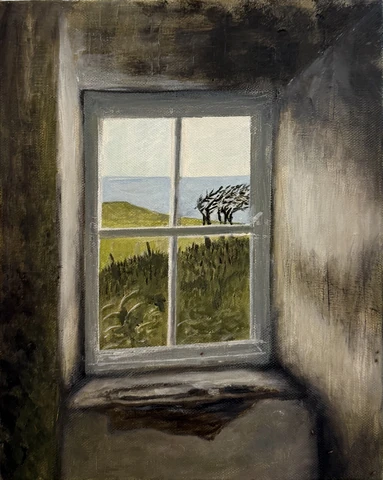 Hvítur fjögurra rúða gluggi með útsýni yfir gras og þrjú vindbarin tré.
