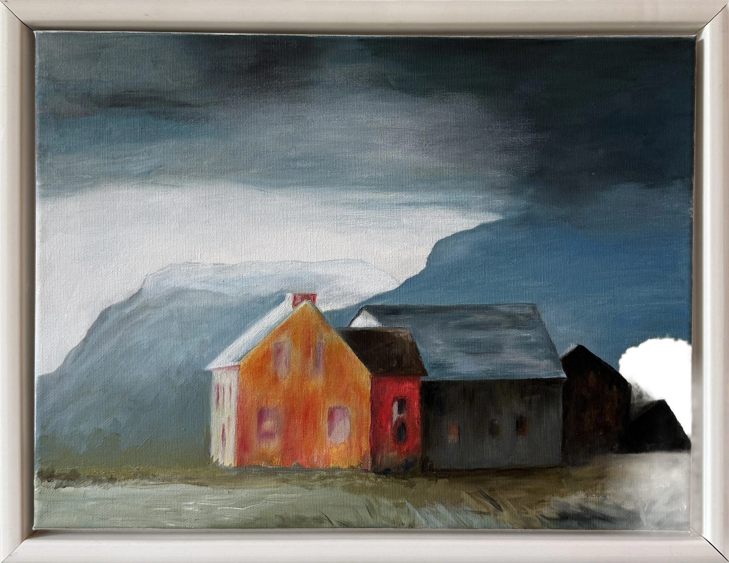 Litrík hús og stórt svart hús með blágráu þaki undir dimmum fjöllum.