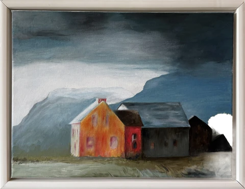 Litrík hús og stórt svart hús með blágráu þaki undir dimmum fjöllum.