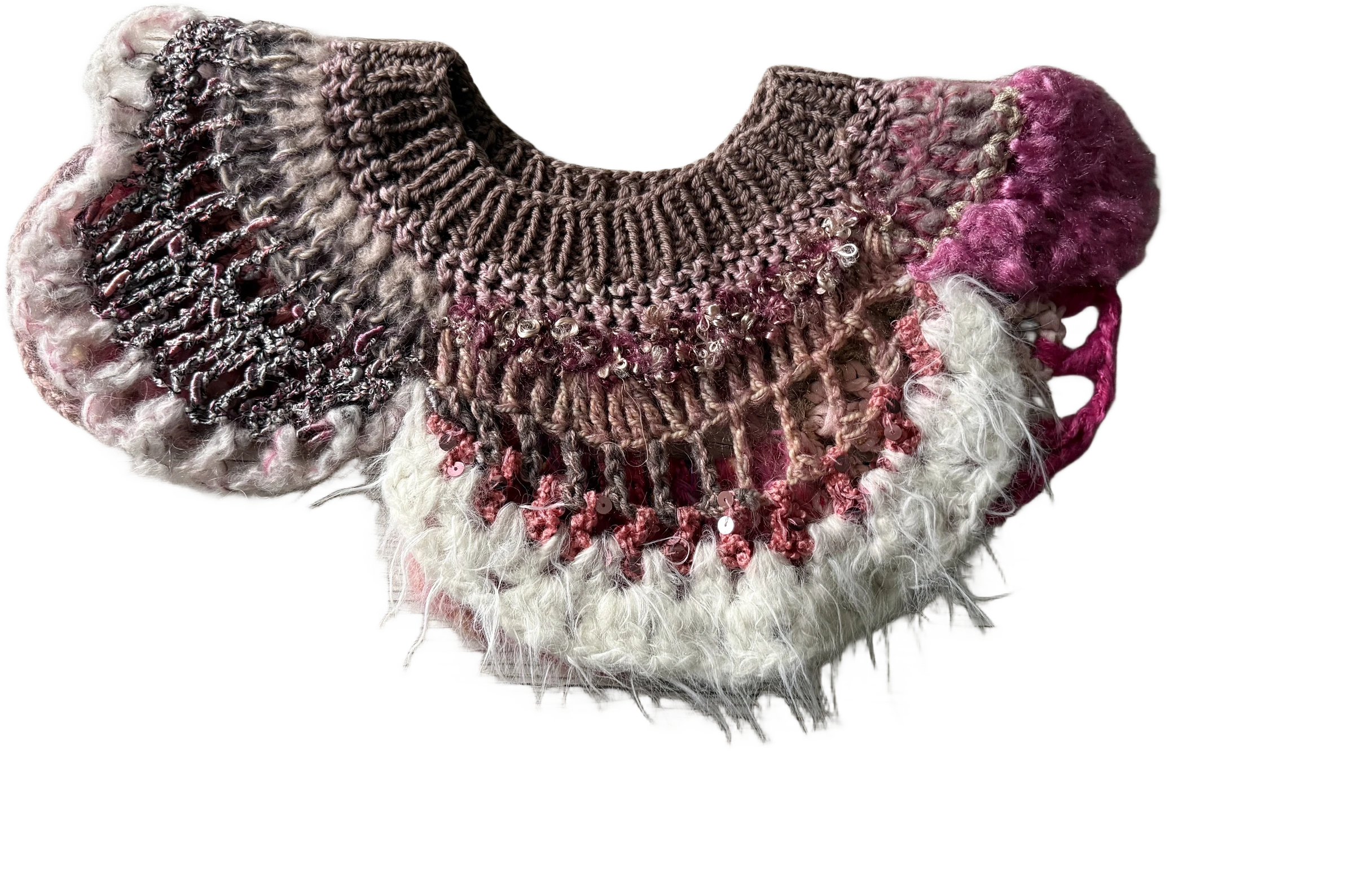 Bleikbrúnn kragi með hvítri loðinni tungu og dökkum glitrandi lykkjum.