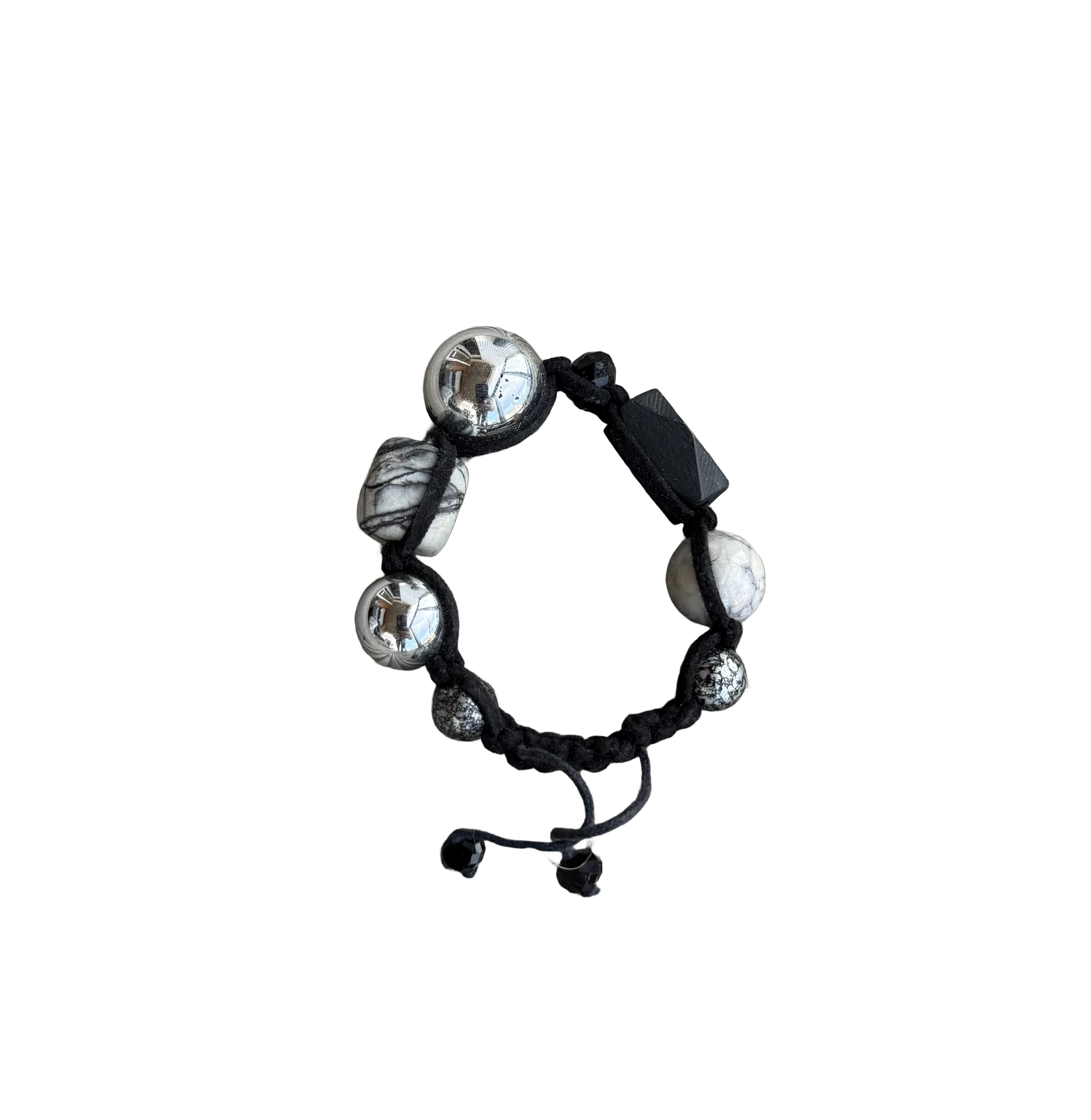 Svart hnýtt armband með silfurlitum kúlum og hvítum perlum með gráum æðum.