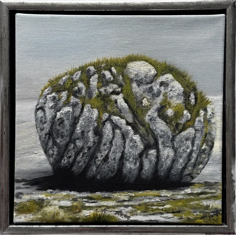 Málverk af sprungnum gráum hnullungi með mosa undir gráum himni, í silfurlitum ramma.